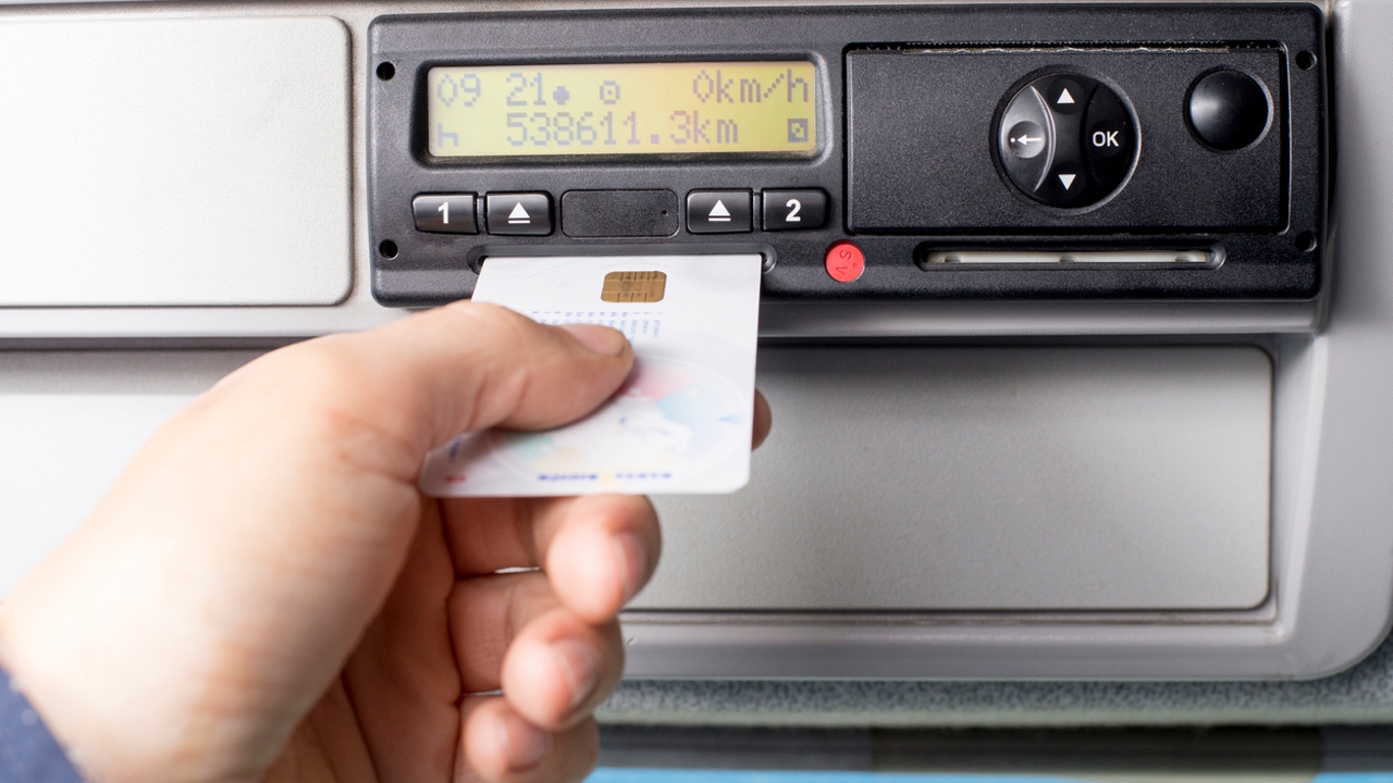 Technical installation of G2V2 smart tachograph in an international transport truck